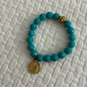 Bead bracelet with gold coin charm – elastic – textured beads – turquoise color